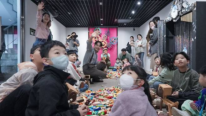 [대구=뉴시스] 청문당 가정의 달 특별기획 '제페토의 작업실 : 피노키오의 탄생' 전시 모습. (사진=행복북구문화재단 제공) 2025.07.07. photo@newsis.com *재판매 및 DB 금지