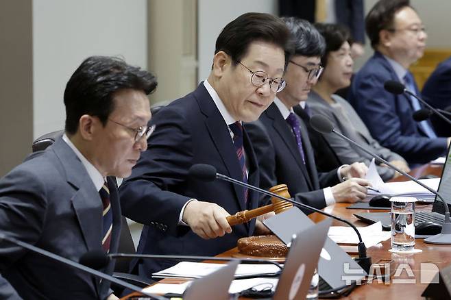 [서울=뉴시스] 최동준 기자 = 이재명 대통령이 5일 서울 용산 대통령실 청사에서 열린 국무회의에서 의사봉을 두드리며 개회 선언을 하고 있다. 2025.07.05. photocdj@newsis.com