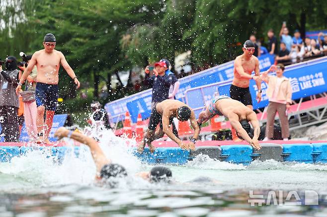 [서울=뉴시스] 김근수 기자 = 6일 오전 서울 송파구 롯데월드타워 일대에서 열린 '2025 롯데 아쿠아슬론'에서 참가자들이 역영을 하고 있다. 철인 3종 경기에서 사이클론을 제외한 오픈워터 수영과 마라톤을 함께 겨루는 '2024 롯데 아쿠아슬론'은 석촌호수 두 바퀴(총 1.5Km)를 완영 후, 롯데월드타워 1층부터 123층까지 2,917개의 계단을 오르는 수직 마라톤 스카이런(SKY RUN)으로 진행됐다.(공동취재) 2025.07.06. photo@newsis.com