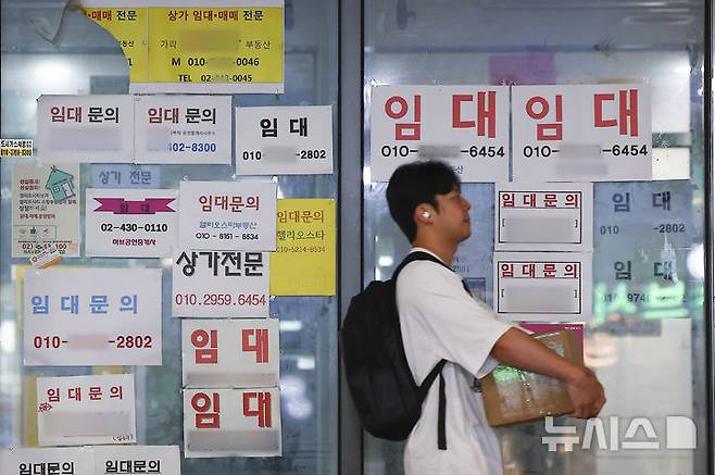 [서울=뉴시스] 김근수 기자 = 6일 서울 송파구의 한 종합상가 점포 앞에 임대 안내문이 붙어 있다. 6일 국세청 국세 통계에 따르면 지난해 개인·법인을 포함해 폐업 신고한 사업자는 100만8282명이다. 전년보다 2만1795명 증가했다. 전년보다 2만1795명 증가했다. 폐업자는 2019년 92만2159명에서 3년 연속 감소해 2022년 86만7292명까지 줄었다. 2025.07.06.