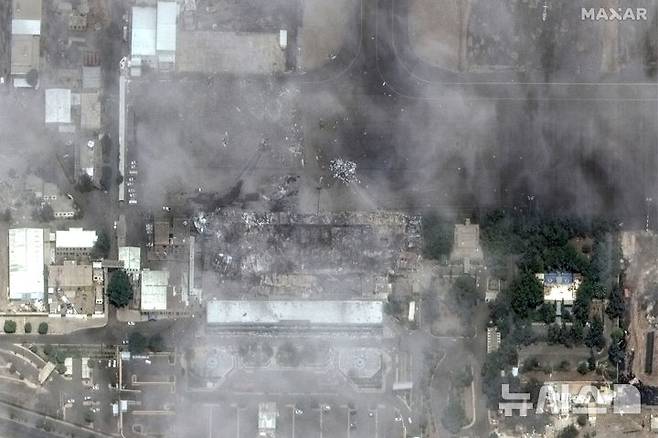 [사나=AP/뉴시스] 맥사 테크놀로지스가 제공한 위성 사진에 5월 7일  예멘 사나 국제공항의 터미널과 관제탑이 이스라엘의 보복 공습으로 파괴된 광경. 이스라엘군은 몇 달 째 후티 반군의 근거지인 예멘 북부 호데이다 항구와 수도 사나 등을 폭격했고 후티군은 이스라엘 텔아비브의 벤구리온 국제공항을 미사일로 타격하며 보복전을 계속중이다. 2025.07.07.