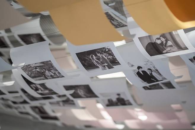 'K-드라마, 러브 챕터' 중 드라마 스틸컷을 활용한 행잉 전시 *재판매 및 DB 금지