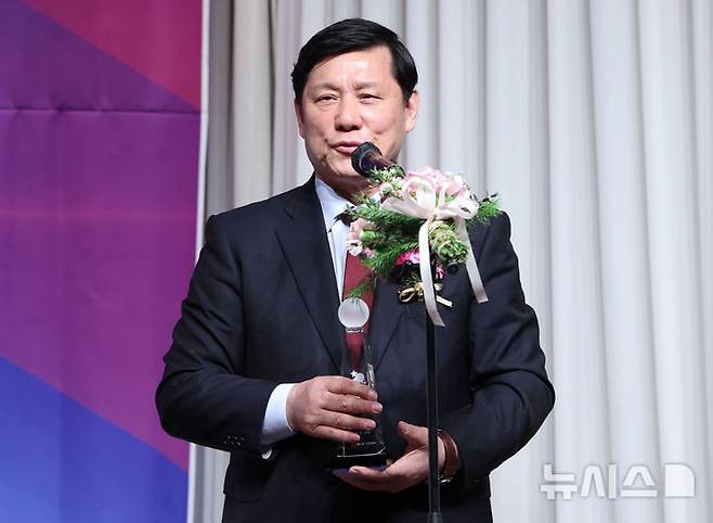 [서울=뉴시스] 황준선 기자 = 허구연 KBO 총재가 10일 오전 서울 강남구 리베라호텔에서 열린 2024 뉴트리디데이 일구상 시상식에서 일구대상을 수상한 뒤 소감을 밝히고 있다. 2024.12.10. hwang@newsis.com