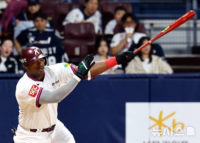 [서울=뉴시스] 박주성 기자 = 22일 오후 서울 구로구 고척스카이돔에서 열린 프로야구 2025 KBO리그 두산 베어스 대 키움 히어로즈의 경기, 2회말 키움 푸이그가 헛스윙을 하고 있다. 2025.04.22. park7691@newsis.com