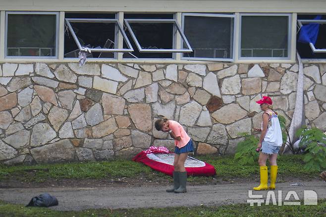 [헌트=AP/뉴시스] 6일(현지 시간) 미 텍사스주 헌트에서 사람들이 급류성 홍수가 휩쓸고 간 과달루페 강변의 기독교 청소년 캠프 '미스틱 야영장' 피해 현장을 살피면서 흐느끼고 있다. 텍사스주를 강타한 폭우와 홍수로 지금까지 사망자는 최소 80명, 실종자는 41명으로 늘어났다. 2025.07.07.