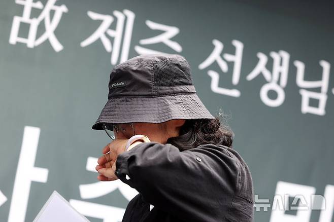 [서울=뉴시스] 추상철 기자 = 14일 오후 서울 종로구 정부서울청사 인근에서 열린 전교조, 교총, 교사노조 등 교원 3단체의 '제주 교사 추모 및 교권 보호 대책 요구' 집회에서 동료교사가 눈믈을 흘리고 있다. 2025.06.14. scchoo@newsis.com