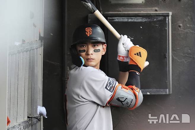 [시카고=AP/뉴시스] 샌프란시스코 자이언츠의 이정후가 29일(현지 시간) 미 일리노이주 시카고 개런티드 레이트 필드에서 열린 2025 메이저리그 시카고 화이트삭스와의 경기 9회 초 더그아웃에서 스윙 연습을 하고 있다. 이정후는 3타수 무안타 1삼진을 기록했고 샌프란시스코는 2-5로 패했다. 2025.06.30.