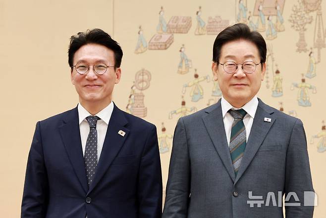 [서울=뉴시스] 고범준 기자 = 이재명 대통령이 4일 서울 용산 대통령실 청사에서 열린 임명장 수여식에서 김민석 신임 국무총리에게 임명장을 수여한 뒤 기념촬영 하고 있다. 2025.07.04. bjko@newsis.com