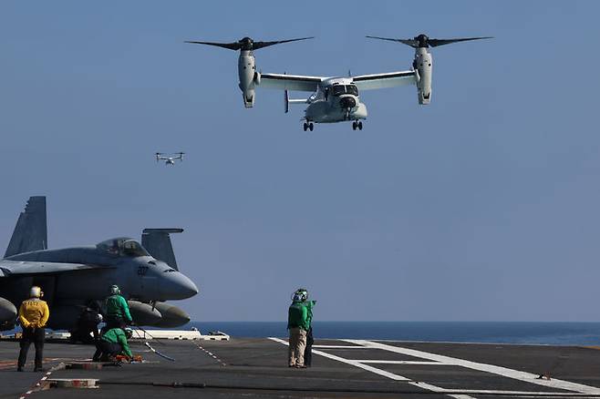 [서울=뉴시스] 정병혁 기자 = 사진은 지난해 11월 14일 한미일 3국이 제주 남방 공해상에서 한미일 다영역 훈련인 ’24-2차 '프리덤 에지' 훈련을 시행하고 있는 가운데 미국 항공모함 조지워싱턴함에서 F-35C, F/A-18, 오스프리 등의 항공기가 출격 및 착함 훈련을 시행하고 있는 모습. (사진=국방홍보원 제공) 2025.07.07. photo@newsis.com *재판매 및 DB 금지