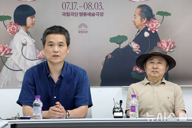 [서울=뉴시스] 박진희 기자 = 연극 '삼매경' 연출 이철희(왼쪽)와 배우 지춘성이 7일 서울 중구 국립극단에서 인터뷰 하고 있다. '삼매경'은 한국 낭만주의 희곡의 시작이자 완성으로 평가받는 함세덕의 '동승'을 연출가 이철희가 재창작한 연극이다. 2025.07.07. pak7130@newsis.com