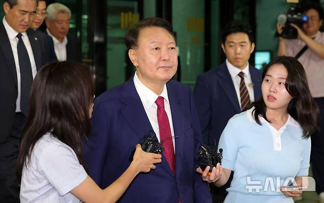 [서울=뉴시스] 홍효식 기자 = 윤석열 전 대통령이 5일 오후 서울 서초구 서울고등검찰청에 마련된 내란특검 사무실에서 2차 대면 조사를 마친 뒤 귀가하고 있다. 2025.07.06. yesphoto@newsis.com