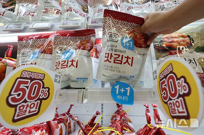 [서울=뉴시스] 권창회 기자 = 농림축산식품부가 식품·유통업계와 함께 여름철 장바구니 부담을 덜기 위한 가공식품 물가 안정 대책을 추진한다. 특히 라면·빵·음료·김치 등 가격 체감도가 높은 품목의 경우, 7~8월 중 전국 대형마트와 편의점에서 최대 50% 할인된 가격으로 구매할 수 있다.사진은 7일 서울 시내 대형마트에서 고객들이 살펴보는 모습. 2025.07.07. kch0523@newsis.com