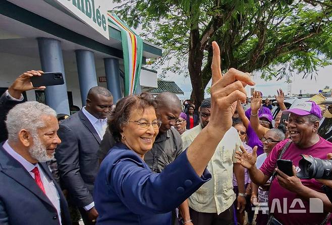 [파라마리보=AP/뉴시스] 제니퍼 헤얼링스 시몬스 수리남 국민민주당 대표가 6일(현지 시간) 파라마리보에서 대통령으로 선출된 뒤 지지자들에게 인사하고 있다. 2025.07.07.