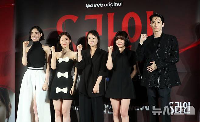 [서울=뉴시스] 김혜진 기자 = 배우 이다희(왼쪽부터), 아린, 안주영 감독, 이은샘, 이수혁이 7일 오후 서울 용산구  CGV용산아이파크몰점에서 열린 웨이브 오리지널 드라마 'S라인' 제작발표회에서 포즈를 취하고 있다. 2025.07.07. jini@newsis.com