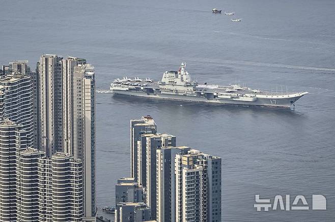 [홍콩=AP/뉴시스] 중국의 첫 국산 항공모함 산둥호 전단이 홍콩 기항 일정을 마치고 7일 오전 현지를 떠났다. 사진은 지난 3일 산둥호가 홍콩에 입항하는 모습. 2025.07.07
