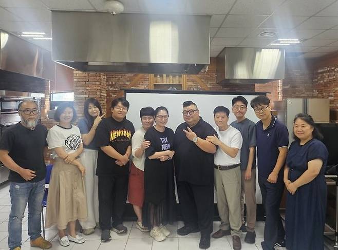 특강을 마치고 세종사이버대 재학생들과 포즈를 취한 빅보이리커 김봉규 대표(사진 오른쪽에서 다섯 번째) *재판매 및 DB 금지