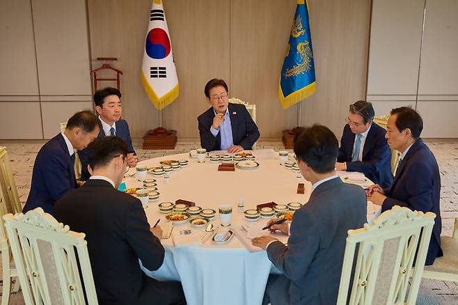 [서울=뉴시스] 이재명 대통령이 7일 서울 용산 대통령실 청사에서 김민석 신임 총리와 오찬 회동에서 발언하고 있다. (사진=대통령실 제공) 2025.07.07. photo@newsis.com *재판매 및 DB 금지