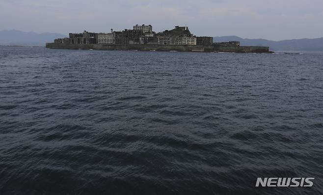 [나가사키=AP/뉴시스]일명 군함도로 불리는 일본 남부 나가사키 현에 위치한 하시마(端島). 하시마는 일본 역사의 어두운 면을 보여주는 장소로, 수십만 명의 사람들이 한반도와 다른 아시아 국가에서 강제 징용돼 벌목, 광산, 농장, 공장에서 일하도록 끌려온 곳 중 하나였다. 2022.12.02.