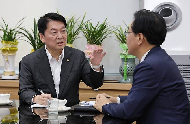 국민의힘 송언석 비상대책위원장 겸 원내대표(오른쪽)와 국민의힘 혁신위원장으로 내정된 안철수 의원이 2일 오후 국회 본청 원내 대표실에서 만나 대화하고 있다. 연합뉴스