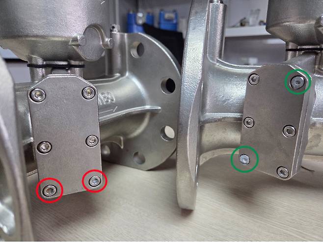 A사가 형식승인을 위해 KTC에 제출했던 수도계량기(시료). 봉인 상태(녹색 원)인 오른쪽 시료와 달리 왼쪽 시료는 봉인이 훼손(빨간색 원)된 상태로 반환됐다. 정성욱 기자