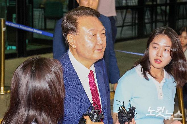 윤석열 전 대통령이 지난 5일 서울 서초구 서울고검 청사에 마련된 내란특검에서 2차 소환 조사를 마친 뒤 귀가하고 있다. 박종민 기자