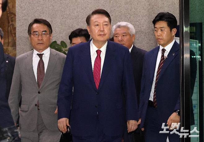 윤석열 전 대통령이 지난 5일 서울 서초구 서울고검 청사에 마련된 내란특검에서 2차 소환 조사를 마친 뒤 귀가하고 있다. 박종민 기자