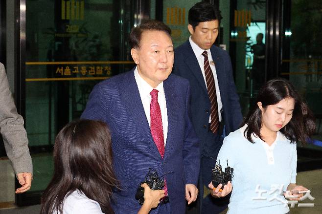 윤석열 전 대통령이 5일 서울 서초구 서울고검 청사에 마련된 내란특검에서 2차 소환 조사를 마친 뒤 귀가하고 있다. 박종민 기자