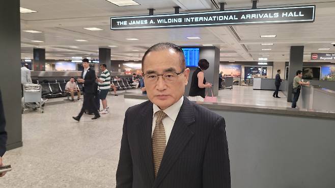 위성락 국가안보실장이 6일(현지시간) 미국 워싱턴DC 인근 덜레스 국제공항에서 특파원들을 만나 미국과 협의 계획에 대해 설명하고 있다. 연합뉴스