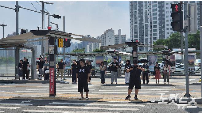 7일 오후 2시쯤 동대구역 앞 횡단보도에서 시민들이 폭염 아래 신호를 기다리고 있다. 곽재화 기자