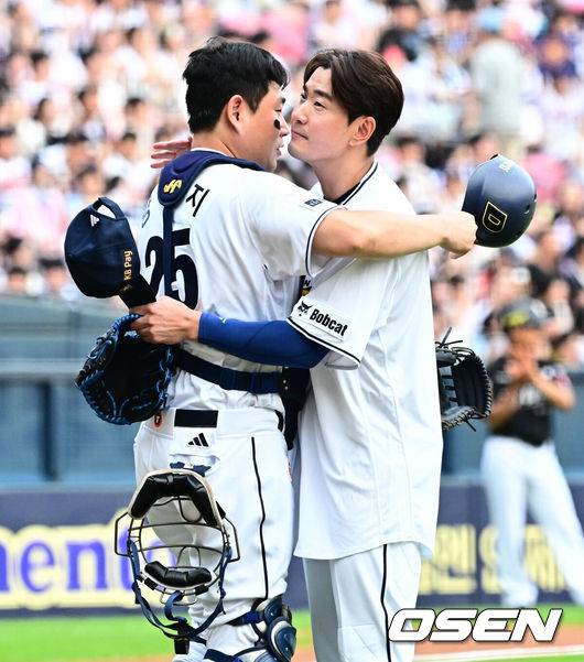 [OSEN=잠실, 지형준 기자] 6일 오후 서울 잠실구장에서 ‘2025 신한 SOL Bank KBO리그’ 두산 베어스와 KT 위즈의 경기가 열렸다.두산은 최승용, KT는 엔마누엘 데 헤이수스를 선발로 내세웠다.두산은 이날 2024시즌을 끝으로 은퇴를 선언한 김재호의 은퇴식을 개최한다. 은퇴식 테마는 ‘베어스 올타임 No.1 유격수 김재호’이다. 김재호는 은퇴선수 특별 엔트리를 통해 1군 엔트리에도 이름을 올렸다.&nbsp;1회 김재호가 교체되며 두산 양의지와 포옹을 하고 있다. 2025.07.05 /jpnews@osen.co.kr