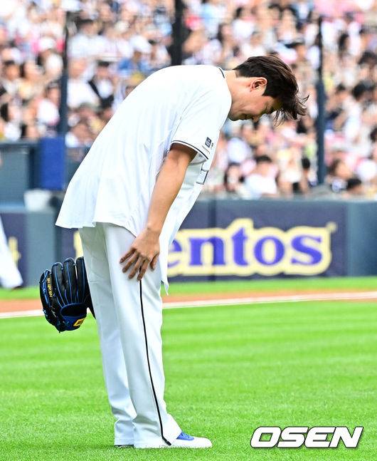 [OSEN=잠실, 지형준 기자] 6일 오후 서울 잠실구장에서 ‘2025 신한 SOL Bank KBO리그’ 두산 베어스와 KT 위즈의 경기가 열렸다.두산은 최승용, KT는 엔마누엘 데 헤이수스를 선발로 내세웠다.두산은 이날 2024시즌을 끝으로 은퇴를 선언한 김재호의 은퇴식을 개최한다. 은퇴식 테마는 ‘베어스 올타임 No.1 유격수 김재호’이다. 김재호는 은퇴선수 특별 엔트리를 통해 1군 엔트리에도 이름을 올렸다.&nbsp;1회초 2사에서 김재호가 교체되며 팬들에게 인사를 하고 있다. 2025.07.05