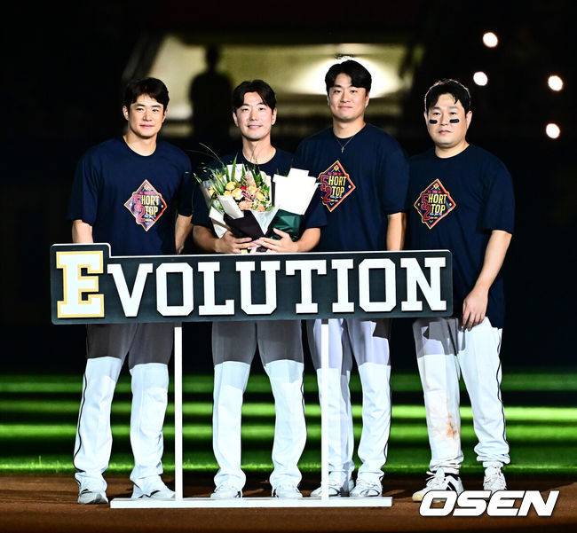 [OSEN=잠실, 지형준 기자] ‘천재 유격수’ 김재호의 은퇴식을 맞아 왕조의 주역들이 깨어났다.&nbsp;프로야구 두산 베어스는 6일 서울 잠실구장에서 열린 2025 신한 SOL뱅크 KBO리그 KT 위즈와의 시즌 12차전에서 8-7&nbsp;역전승을 거뒀다.&nbsp;두산은 2연승을 달리며 주말 3연전을 위닝시리즈로 장식했다. 시즌 34승 3무 48패. 반면 2연패에 빠진 KT는 43승 3무 40패가 됐다.&nbsp;경기를 마치고 2024시즌을 끝으로 은퇴를 선언한 김재호의 은퇴식을 개최했다. 은퇴식 테마는 ‘베어스 올타임 No.1 유격수 김재호’이다. 김재호는 은퇴선수 특별 엔트리를 통해 1군 엔트리에도 이름을 올렸다.&nbsp;김재호가 김재환, 이영하, 양의지와 기념 촬영을 하고 있다. 2025.07.05 /jpnews@osen.co.kr