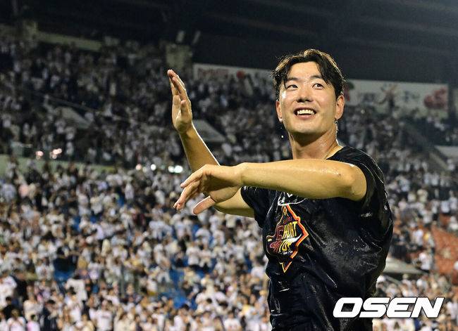 [OSEN=잠실, 지형준 기자] ‘천재 유격수’ 김재호의 은퇴식을 맞아 왕조의 주역들이 깨어났다.&nbsp;프로야구 두산 베어스는 6일 서울 잠실구장에서 열린 2025 신한 SOL뱅크 KBO리그 KT 위즈와의 시즌 12차전에서 8-7&nbsp;역전승을 거뒀다.&nbsp;두산은 2연승을 달리며 주말 3연전을 위닝시리즈로 장식했다. 시즌 34승 3무 48패. 반면 2연패에 빠진 KT는 43승 3무 40패가 됐다.&nbsp;경기를 마치고 2024시즌을 끝으로 은퇴를 선언한 김재호의 은퇴식을 개최했다. 은퇴식 테마는 ‘베어스 올타임 No.1 유격수 김재호’이다. 김재호는 은퇴선수 특별 엔트리를 통해 1군 엔트리에도 이름을 올렸다.&nbsp;김재호가 마지막 인사를 하고 있다. 2025.07.05 /