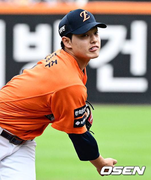 [OSEN=대전, 지형준 기자] 15일 대전 한화생명볼파크에서 2025 신한 SOL Bank KBO리그 한화 이글스와 LG 트윈스의 경기가 열렸다.이날 한화는 문동주, LG는 송승기를 선발로 내세웠다.1회 한화 문동주가 역투하고 있다. 2025.06.15 /jpnews@osen.co.kr