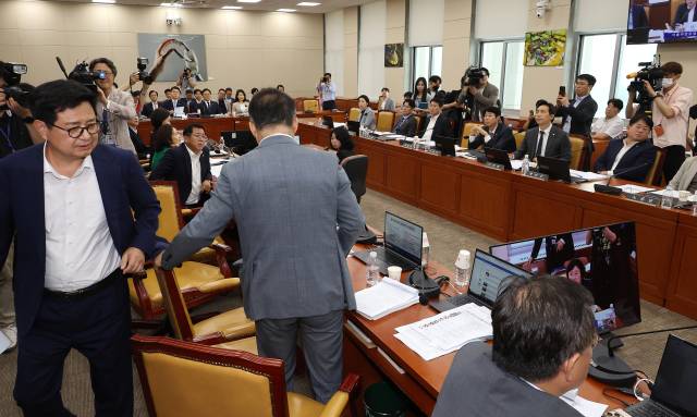 ▲7일 서울 여의도 국회에서 열린 과학기술정보방송통신위원회 전체회의에서 방송3법과 관련한 여야의 의사진행 발언이 오가던 중, 국민의힘 의원들이 항의하며 퇴장하고 있다. ⓒ연합뉴스