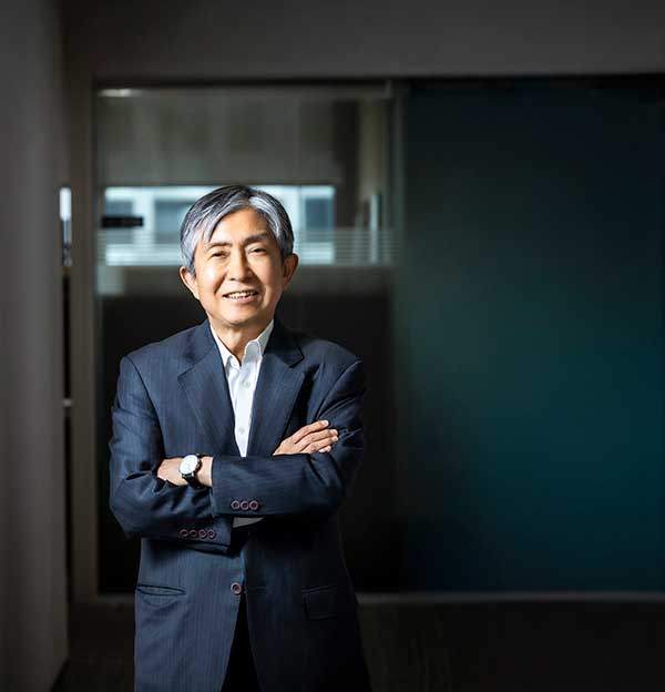 민일영 전 대법관은 40여년에 달하는 국내외 산행·트레킹 기록을 네 권의 저서로 펴낸 바 있다.