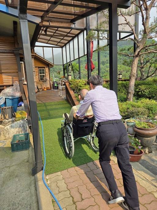 경기 남양주시 노인장기요양보호 대상자 정상민씨 자택에서 기자가 휠체어를 밀고 있다.