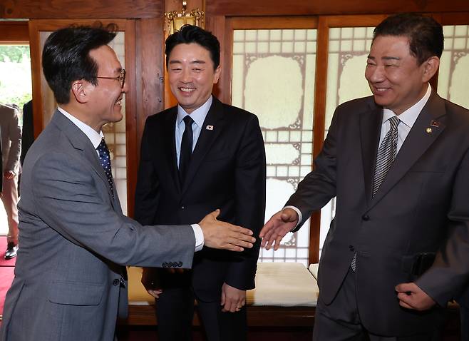 김민석(왼쪽) 국무총리와 김병기 더불어민주당 당대표 직무대행 겸 원내대표가 6일 오후 서울 종로구 삼청동 국무총리 공관에서 열린 제1차 고위당정협의회에서 인사하고 있다. 가운데는 강훈식 대통령 비서실장.&nbsp; &nbsp;&nbsp;공동취재