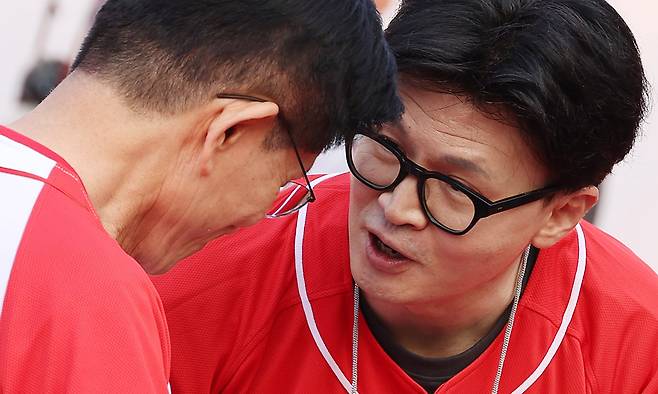 김문수 전 고용노동부 장관(왼쪽)과 한동훈 전 국민의힘 대표. 연합뉴스