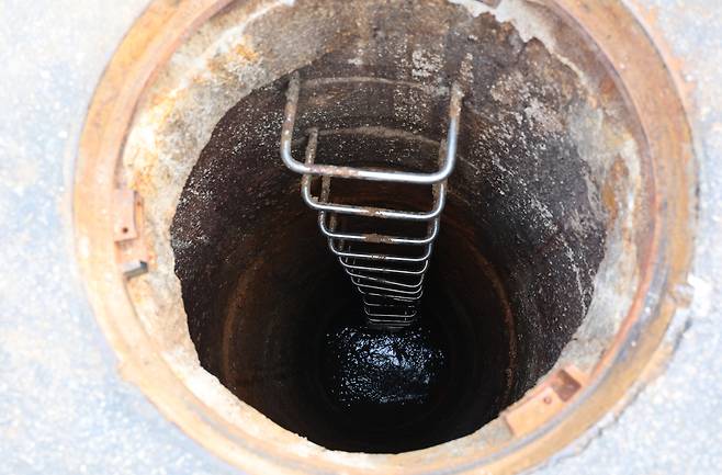 인명사고가 발생한 인천시 계양구 맨홀. 전날 40대 남성 1명이 심정지 상태로 구조됐고, 실종된 50대 남성 1명은 7일 숨진 채 인근에서 발견됐다. 인천=연합뉴스