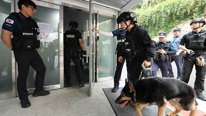 7일 서울 성북구 성신여대에 폭발물이 설치됐다는 의심 신고가 접수돼 경찰특공대 폭발물 처리반이 수색하고 있다. 연합뉴스