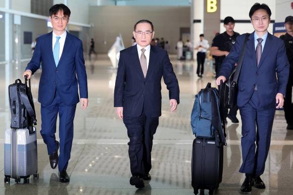 위성락 안보실장, 관세·정상회담 논의 위해 방미 - 위성락 국가안보실장이 관세협상, 정상회담 등 한미 간 현안에 대한 논의를 위해 6일 인천국제공항을 통해 미국 워싱턴DC로 출국하고 있다. 2025.7.6 연합뉴스