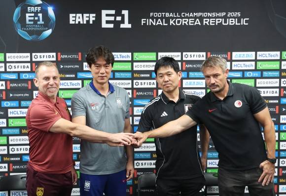 2025년 동아시아축구연맹(EAFF) E-1 챔피언십(동아시안컵)을 하루 앞둔 6일 경기 용인미르스타디움에서 열린 공식 기자회견에서 참가국 대표팀 감독들이 기념촬영을 하고 있다. 왼쪽부터 데얀 주르예비치(중국) 감독 대행, 홍명보(한국) 감독, 모리야스 하지메(일본) 감독, 애슐리 웨스트우드(홍콩) 감독. 연합뉴스