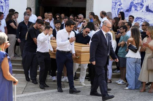 6일(한국시간) 포르투갈 축구 국가대표 디오구 조타와 그의 동생 안드레 조타의 장례식이 유족과 동료들이 참석한 가운데 포르투갈 곤도마르의 한 교회에서 엄수되고 있다. 곤도마르 AP 연합뉴스
