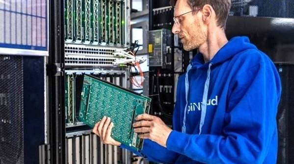 스핀네이커 2 뉴로모픽 컴퓨터. credit: Spinncloud