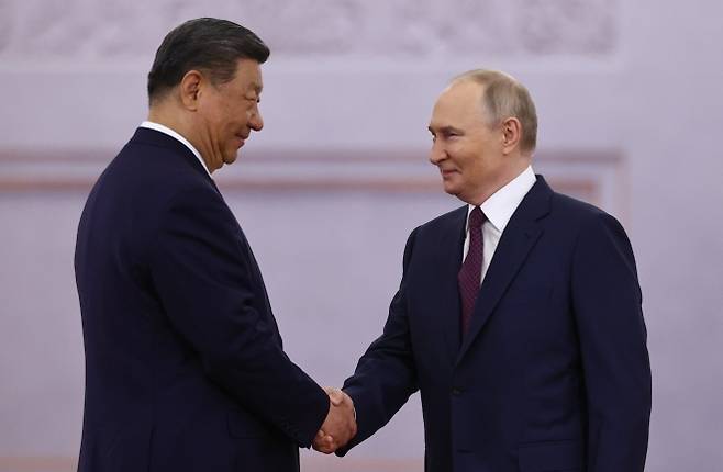 블라디미르 푸틴 러시아 대통령(오른쪽)이 지난 5월 8일 러시아 모스크바 크렘린궁에서 열린 정상회담 환영식에서 시진핑 중국 국가주석(왼쪽)과 악수하고 있다. EPA 연합뉴스