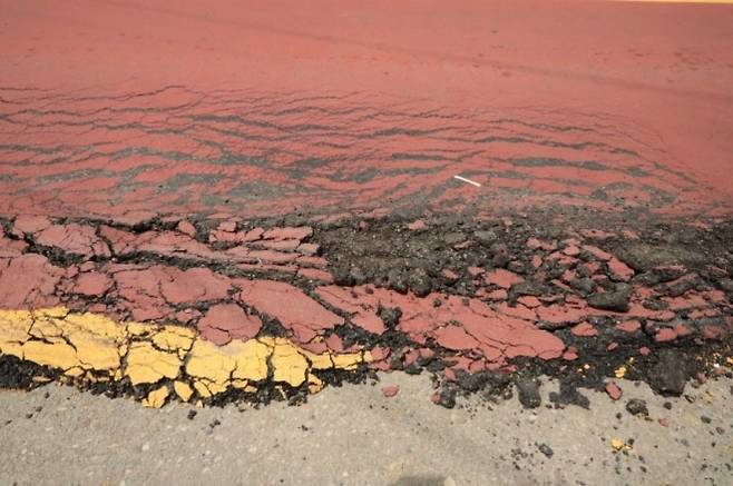 4일 울산 북구 농소초등학교 앞 버스정류장 도로변. 도로의 아스팔트가 마치 녹은 아이스크림처럼 밀려나 있다. 뉴스1