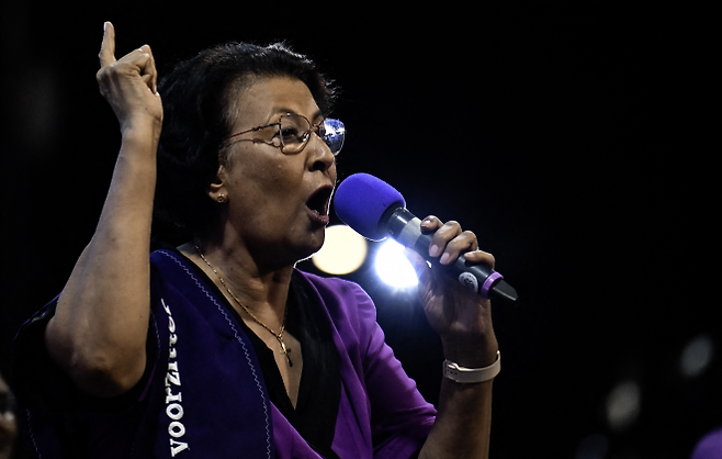 수리남의 첫 여성 대통령으로 선출된 예니퍼 헤이링스 시몬스 국민민주당 대표가 지난 5월 총선에서 연설하고 있다. 파라마리보 AFP 연합뉴스