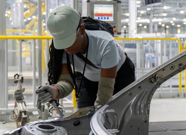 미국 조지아주 엘라벨에 현대자동차가 3월 준공한 현대차그룹메타플랜트아메리카(HMGMA)에서 여직원이 차량 조립 작업을 하고 있다. 사진제공=현대차