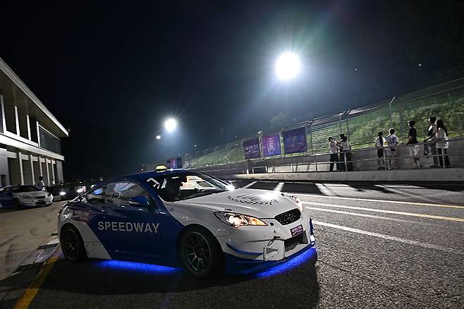 어둠이 내린 후 택시 타임은 또 다른 즐거움을 선사했다. 사진: 김학수 기자